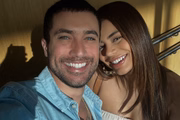 Lexa e Ricardo Vianna posam sorridentes durante ida ao cinema