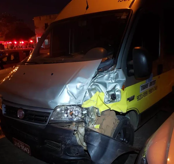 Ônibus e van escolares colidem no DF e três crianças ficam feridas