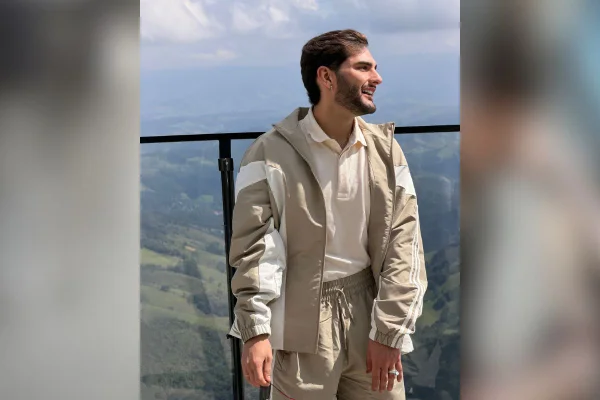 Imagem colorida mostra o cabeleireiro Eduardo Ferrari, que foi atacado por uma designer com uma faca após cliente não gostar do corte feito por ele - Metrópoles