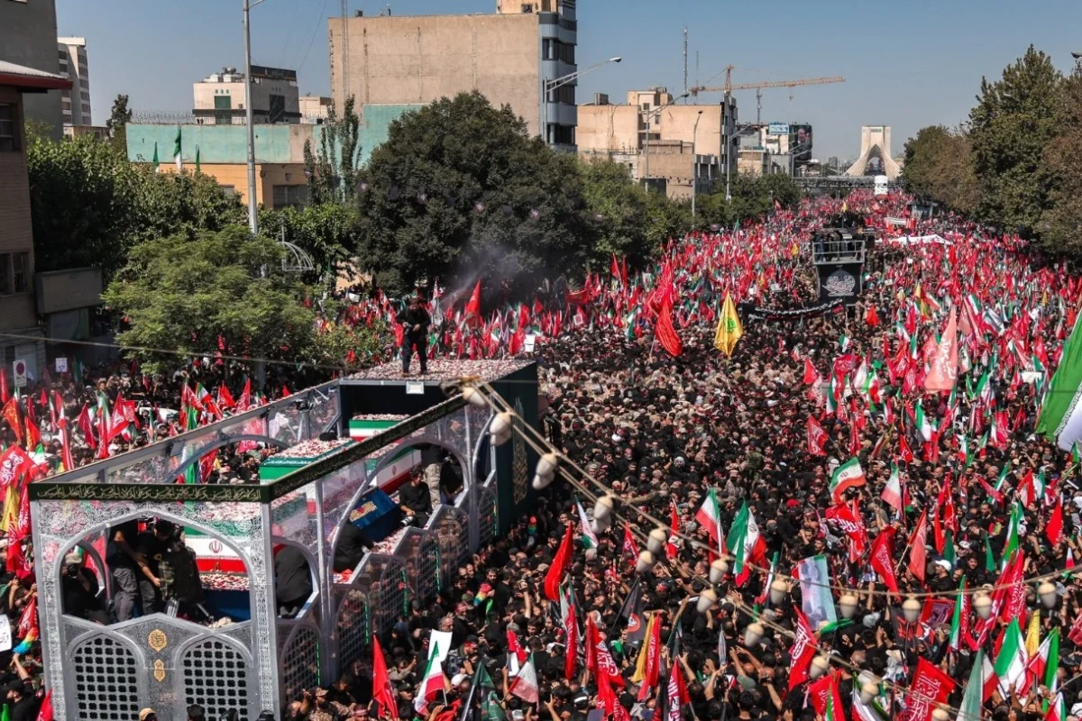 Multidão caminha junto ao caixão de Ali Khamenei Multidão caminha junto ao caixão de Ali Khamenei