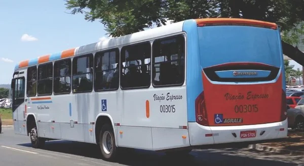 Assalto a ônibus no DF acaba com passageiro ferido e ladrão atropelado