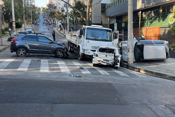 Caminhão arrasta carros na região de BH - Metrópoles