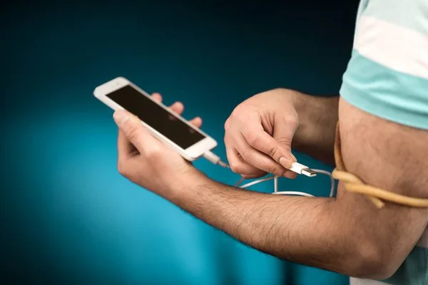 Proibir produtos viciantes para menores (por Editorial El País)