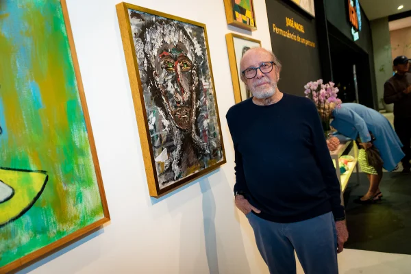 José Maciel recebe convidados em coquetel de abertura de exposição
