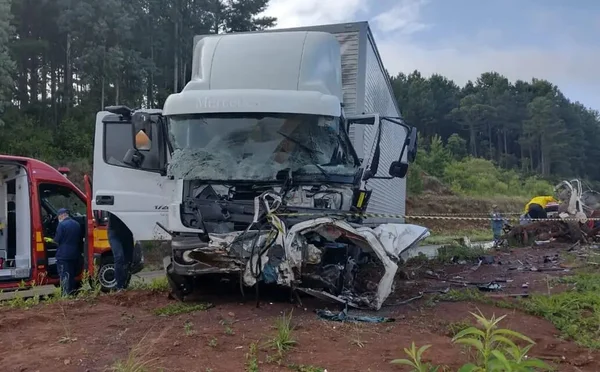 SC: três morrem após caminhonete bater em caminhão e partir ao meio