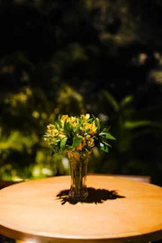 Arranjos florais trouxeram um ar mais intimista e elegante para a noite Arranjos florais trouxeram um ar mais intimista e elegante para a noite