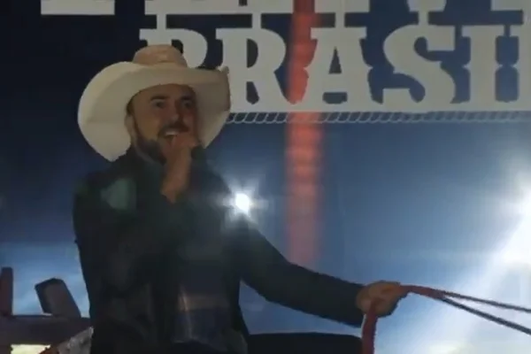 Meme pronto! Cavalo foge em live e leva cantor sertanejo junto com ele