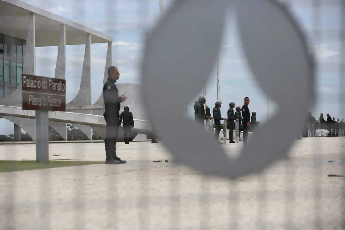 Familiares de presos protestam por condições humanitárias no sistema prisional Familiares de presos protestam por condições humanitárias no sistema prisional