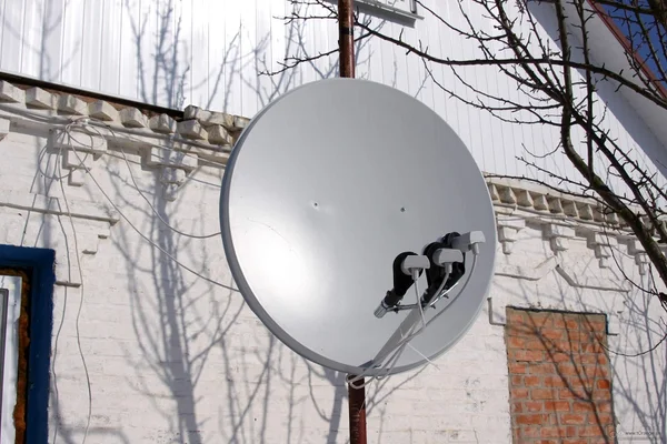 Operadoras de celular dizem não ter como tirar antenas de escolas