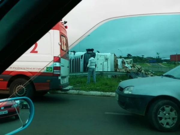 Vídeo mostra carreta sem freio, em alta velocidade, tombando em pista