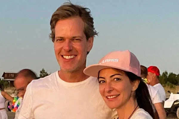 Foto colorida de Ana Paula Padrão e o marido, Gustavo Diament - Metrópoles