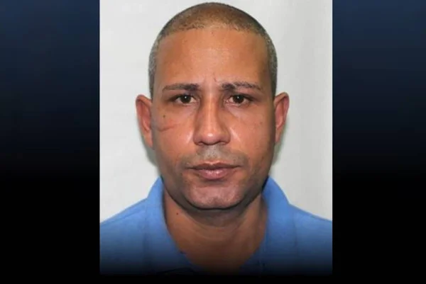 homem de cara fechada