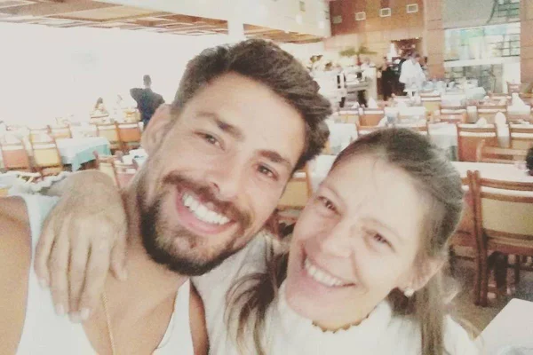 Foto colorida de Cauã Reymond com a mãe