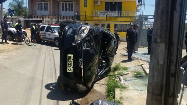 Dupla fura bloqueio de PM e capota carro roubado em shopping