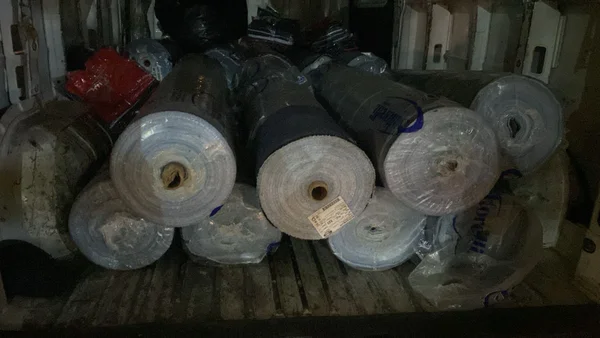 Imagem colorida mostra tecidos recuperados pela polícia após tentativa de roubo e sequestro de um gerente de uma loja na zona leste de São Paulo - Metrópoles