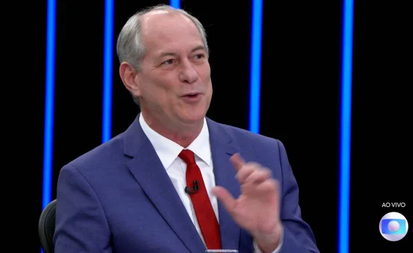 Ciro assume compromisso, “solenemente”, de abrir mão da reeleição