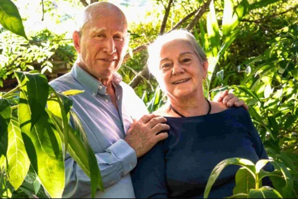 Foto colorida de Sebastião Salgado e esposa-Metrópoles