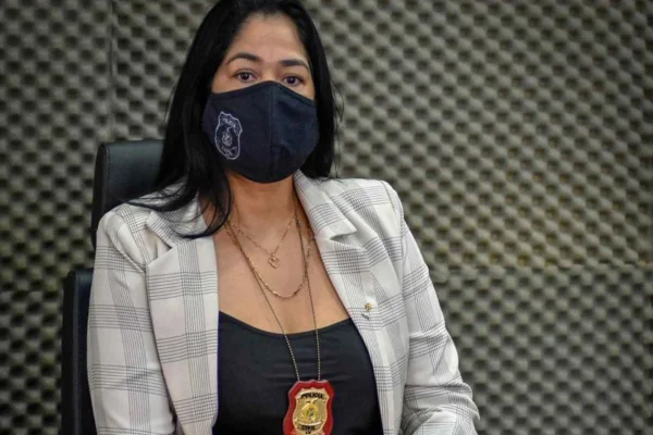 Idosa agride filho de 10 anos com perna-manca em Manaus