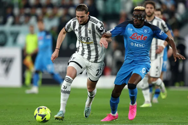 Imagem colorida de Rabiot e Oshimen, em duelo entre Napoli e Juventus pelo Campeonato Italiano- Metrópoles