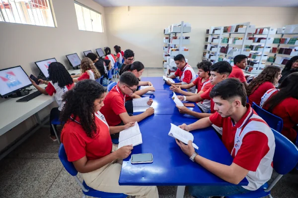 Foto colorida de alunos em uma biblioteca de uma escola do Pará
