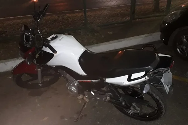 Motoboy empina moto e leva tombo ao tentar fugir da polícia no DF