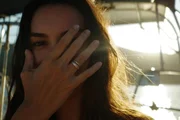 Marina Moschen mostra a aliança de seu noivado