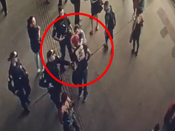 Homem de boné vermelho sendo abordado por policiais militares por furtar celular de mulher na Rodoviária do Plano Piloto