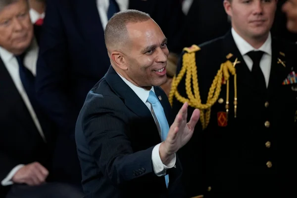 Imagem colorida mostra deputado democrata dos EUA - Metrópoles