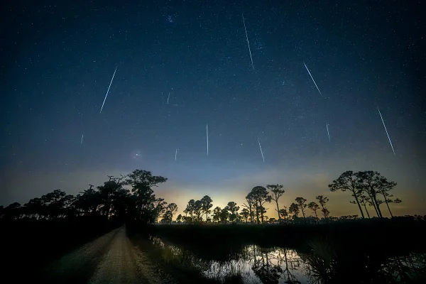 Foto colorida de chuva de meteoros Geminídeas - Geminídeas: como ver a maior e mais intensa chuva de meteoros de 2025 - Metrópoles