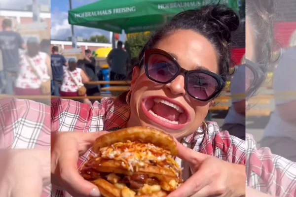 foto colorida mulher com boca gigante