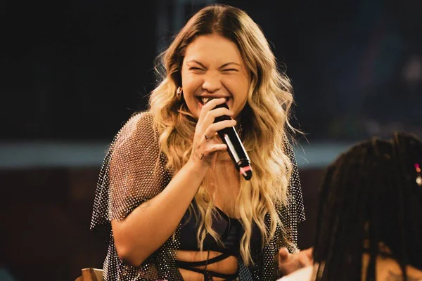 Foto colorida da cantora Gica - Metrópoles