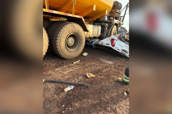 Caminhão-pipa sobe sobre caminhonete e mata trabalhador esmagado em MG - destaque galeria Caminhão-pipa sobe sobre caminhonete e mata trabalhador esmagado em MG - destaque galeria