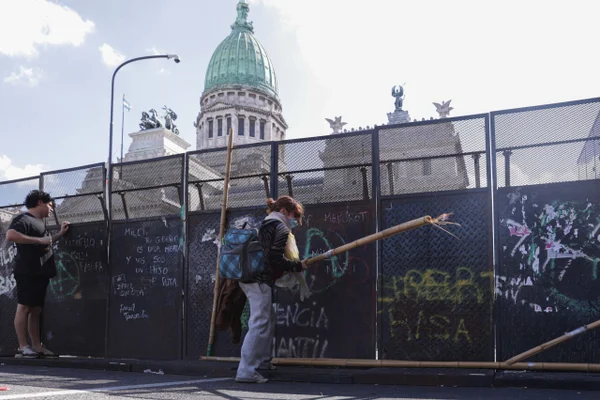 Confrontos entre policiais e manifestantes em frente ao Congresso Nacional da Argentina Metrópoles 3