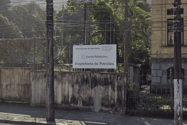 Imagem colorida da fachada do campus de Santos da Escola Politécnica da USP. Servidores lamentam transferência - Metrópoles