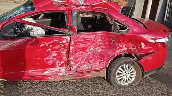 Siena fica com lateral destruída em acidente na BR 153, em Uruaçu, Goiás