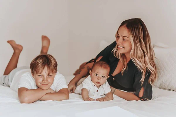 Carol Dantas mostra tatuagem em homenagem aos filhos, Davi Lucca e Valentin