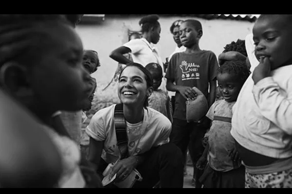 Bruna Marquezine revela desejo em adotar criança após viagem à África