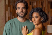 Maria de Fátima (Bella Campos) e Afonso Roitman (Humberto Carrão)