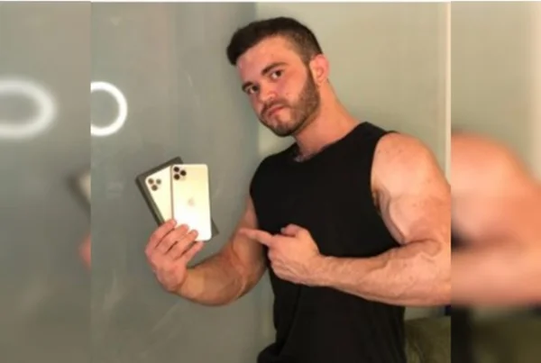 homem segurando iPhone