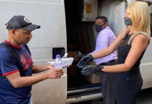 Val Marchiori entrega marmitas em SP após críticas a vídeo com Bia Doria