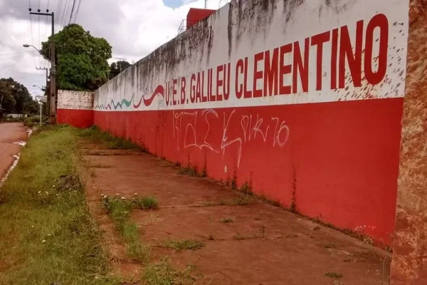 Imagem colorida de escola onde corpo de vigilante foi encontrado - Metrópoles