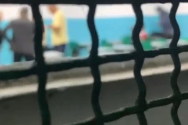 Foto colorida de reprodução de vídeo feito por estudantes para denunciar importunação sexual por parte de professor em escola estadual de São Paulo - Metrópoles