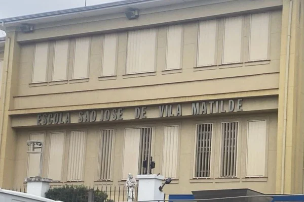 Imagem colorida da fachada da escola São José de Vila Matilde, na qual mãe relata caso de racismo e omissão. - Metrópoles