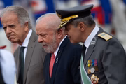 O presidente Lula ao lado do ministro da Defesa, José Múcio