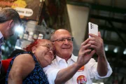 Alckmin faz foto com apoiadora
