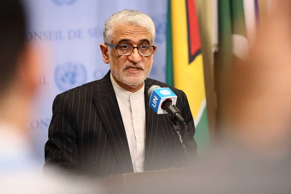 Imagem colorida do embaixador iraniano Amir Saeid Iravani