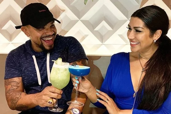Em clipe, Naldo Benny tira a calcinha de Mulher Moranguinho com a boca