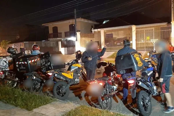 Motoboy e morador brigam por causa de buzina no Paraná. Veja vídeo