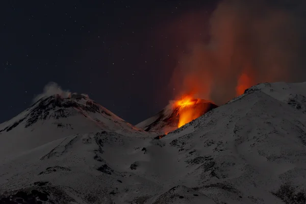 Fumaça sobe enquanto o Monte Etna entra em erupção após um período de crescente instabilidade em Catânia, Itália, em 27 de dezembro