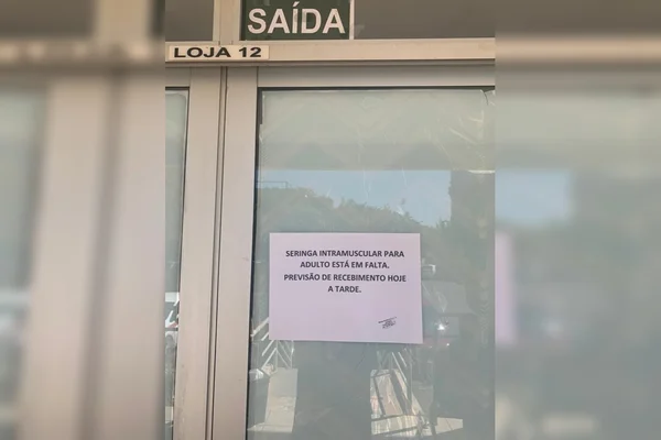 Aviso de falta de seringas em posto de saúde